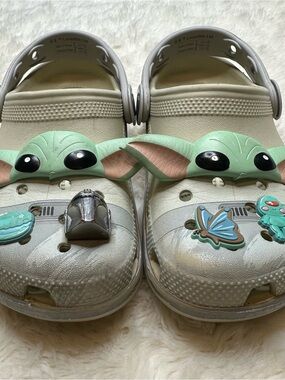Crocs The Child (Grogu) Clog with Charm Accents Beige and Green Size 1
